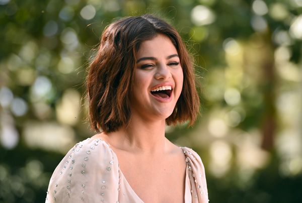 Detalle del vestido con cristales de Selena Gomez