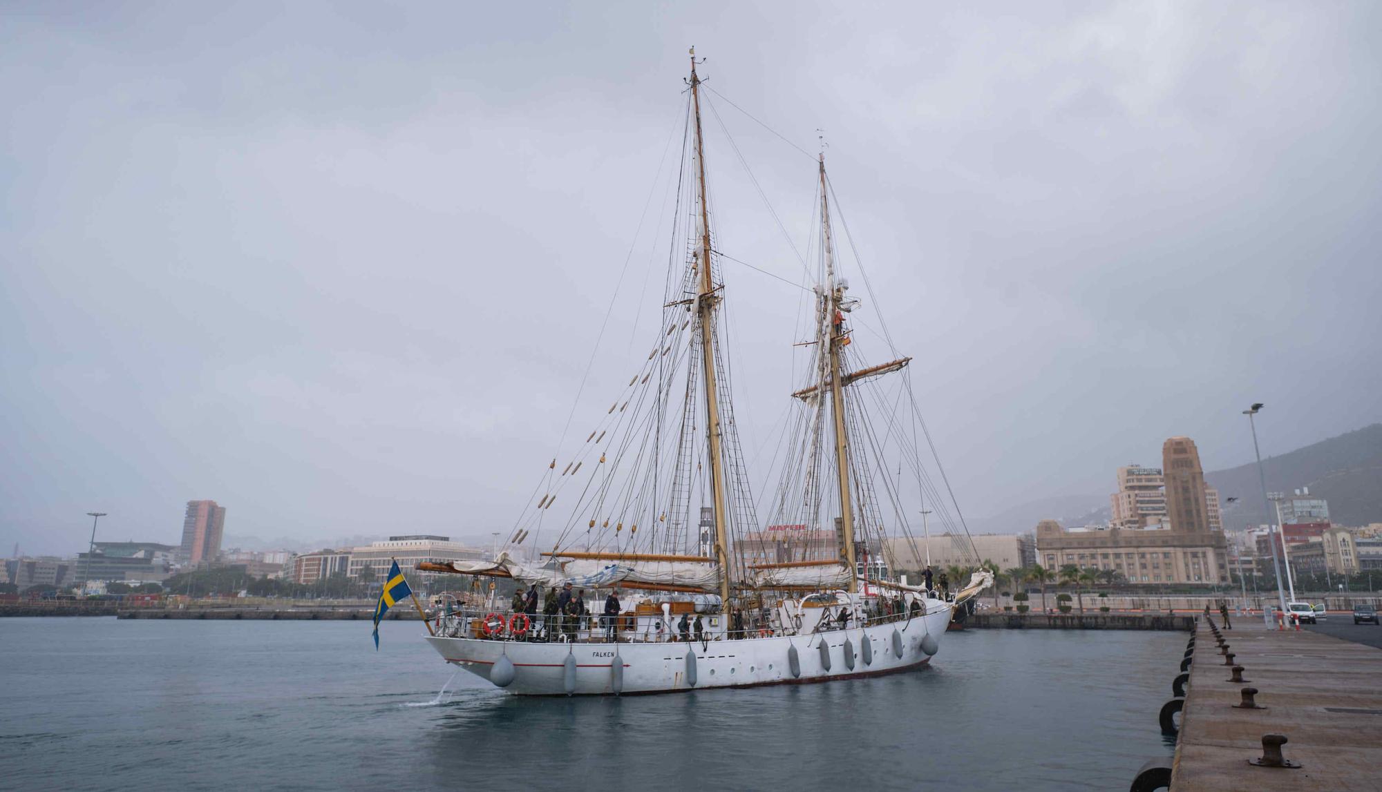 Buque escuela Falken, en el Puerto de Santa Cruz.