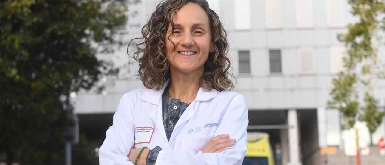 La doctora Beatriz Seoane González, frente al edificio principal del Chuac.