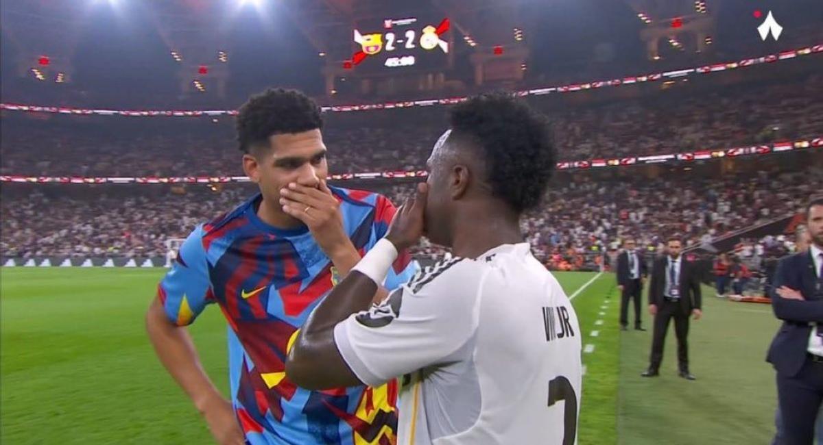 Araujo y Vinicius, en el terreno de juego