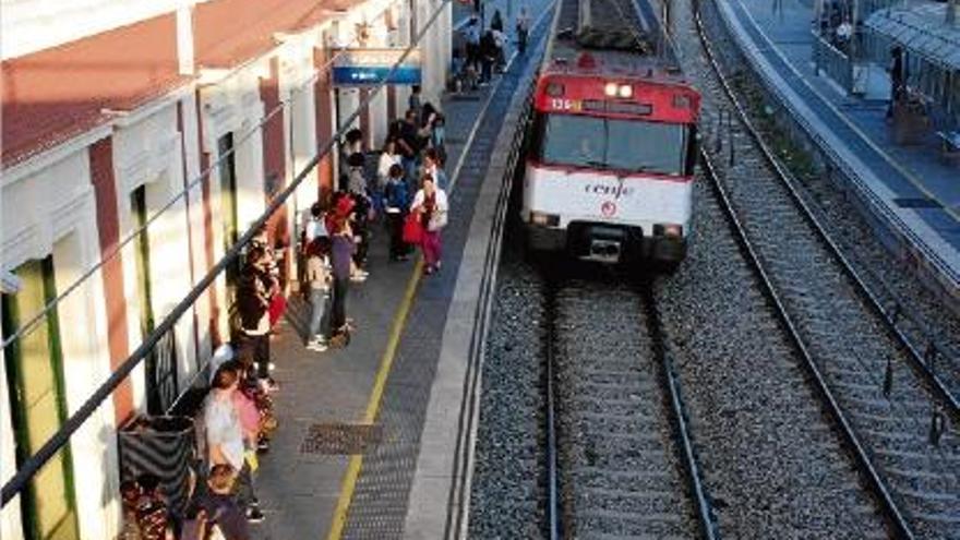 Una imatge d&#039;arxiu d&#039;un tren de Rodalies arribant a l&#039;estació de Cornellà de Llobregat el passat setembre.