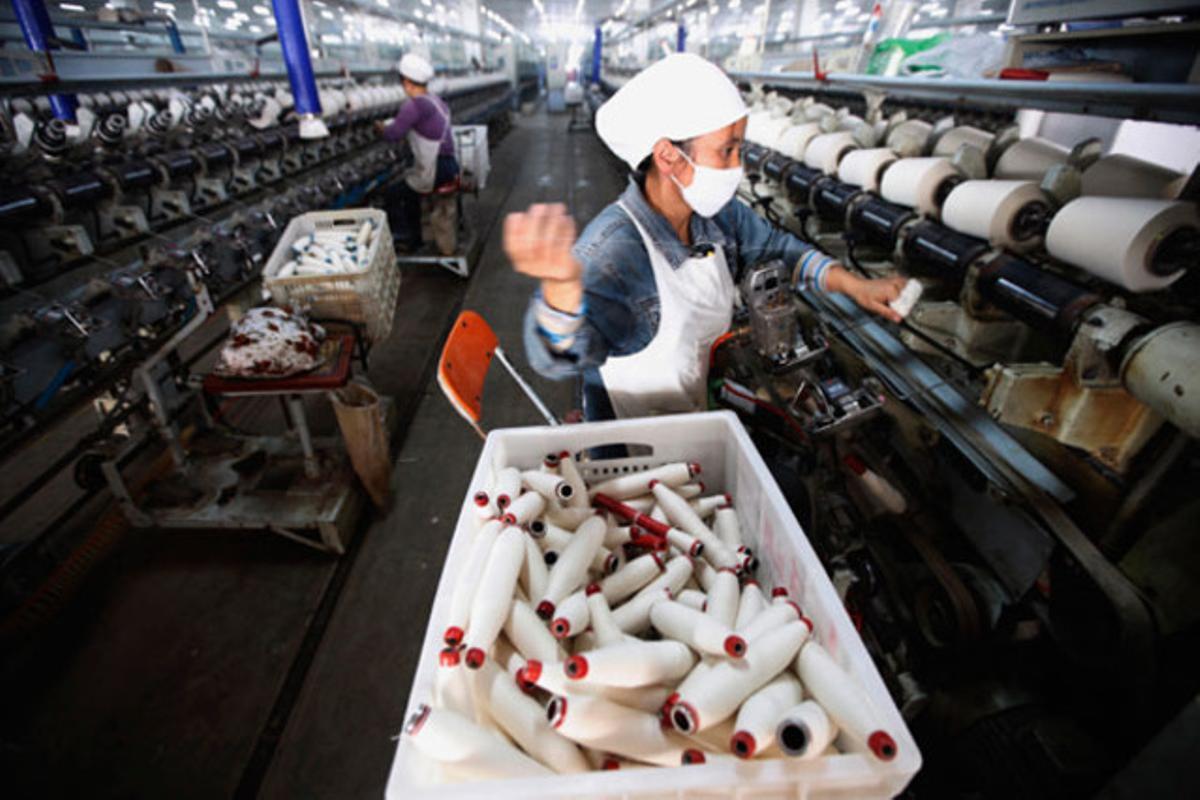 Una dona treballa en una fàbrica tèxtil a la localitat xinesa de Huaibei, a la província d’Anhui.