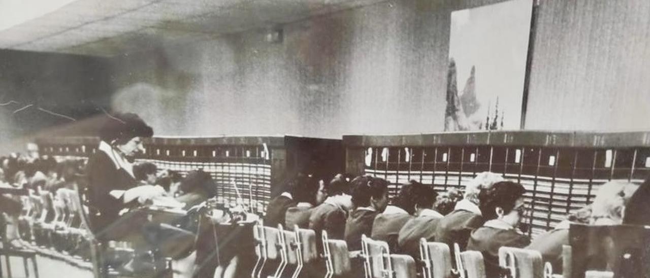 Operadoras de la compañía Telefónica, en el inmueble de la calle Trajano de Mérida.