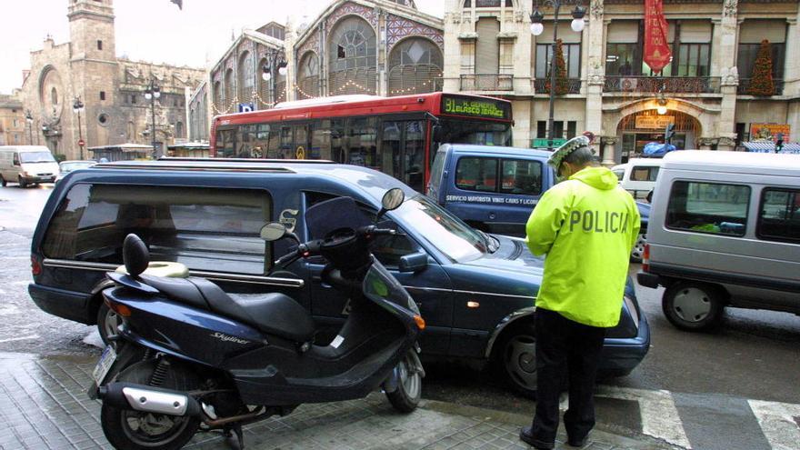 Un policÃ­a local multa a un coche fÃºnebre.
