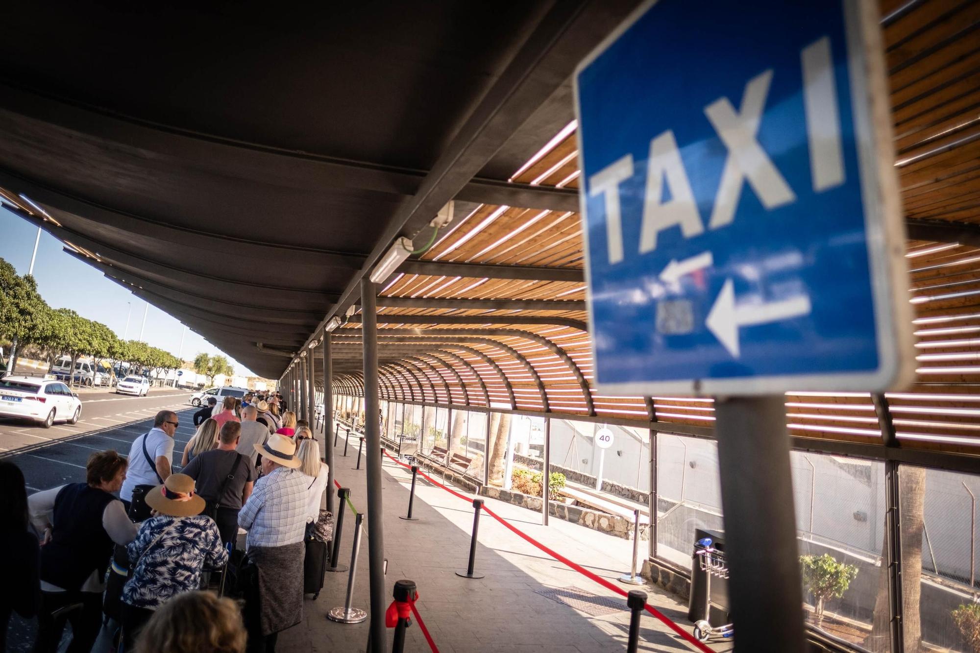 Colas de pasajeros en el Aeropuerto Tenerife Sur para el servicio de taxi