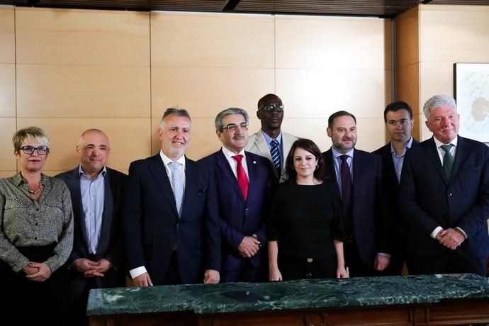 Firma en Madrid del acuerdo de investidura de Pedro Sánchez entre el PSOE y NC
