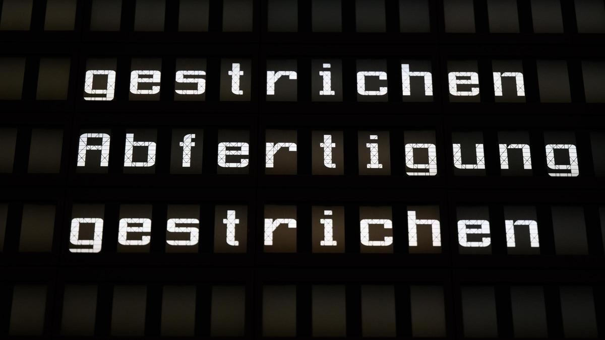 Eine Anzeigetafel im Flughafen Hannover informiert über ausgefallene Flugverbindungen. Am Donnerstag (1.2.) soll nun wieder gestreikt werden.