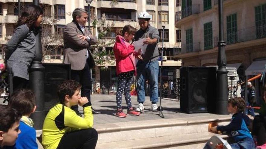 Una alumna del colegio Miquel Duran leyó el manifiesto reivindicativo.