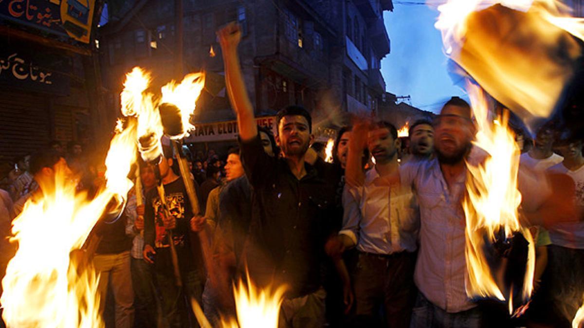 Activistes del Front d’Alliberament Caixmir Jammu (partit separatista caixmir) es manifesten a Srinagar contra l’Exèrcit indi, que va matar tres civils caixmirs.