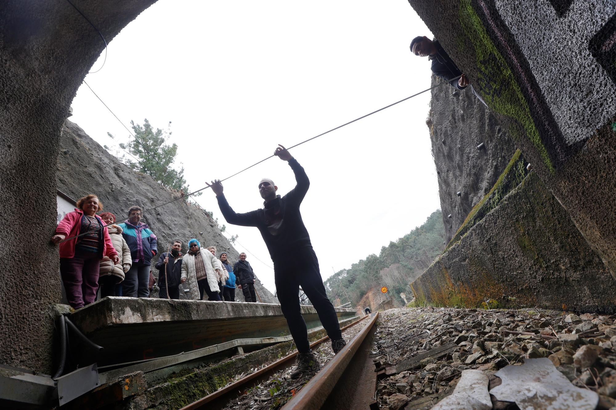 EN IMÁGENES: Un grupo de vecinos de Cudillero protagoniza una "medición irónica" para "informar" a Renfe y Adif de las dimensiones "reales" de un túnel de Feve.