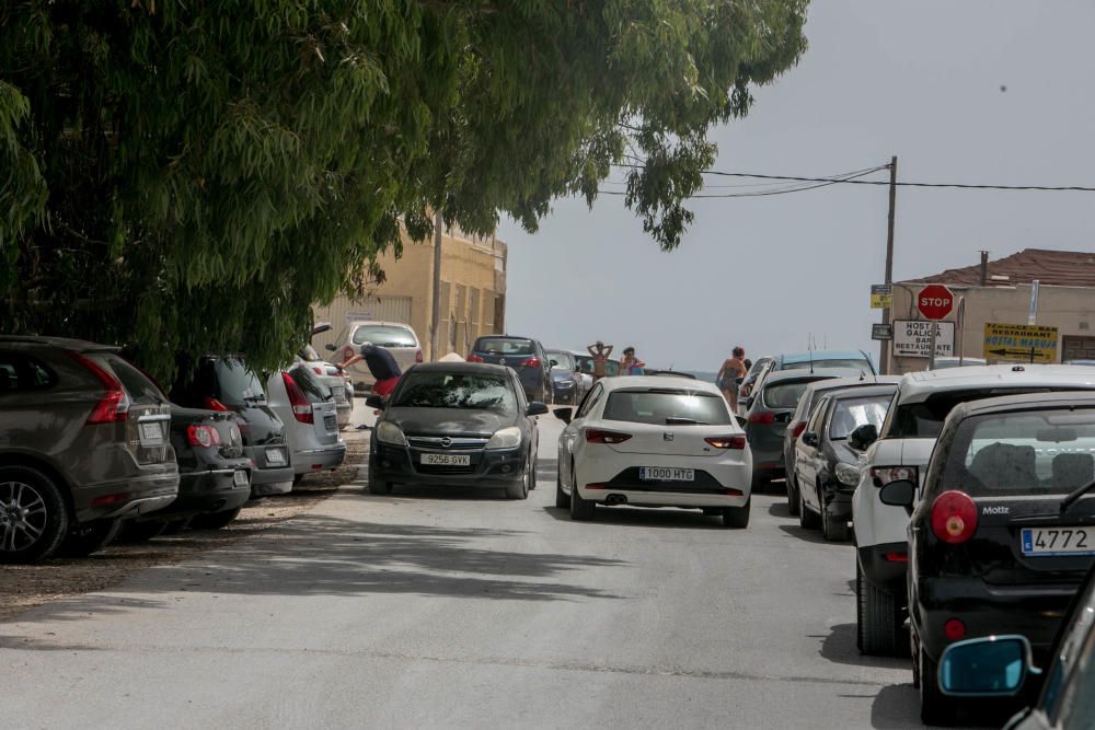 La dificultad de aparcar en las playas de Elche.