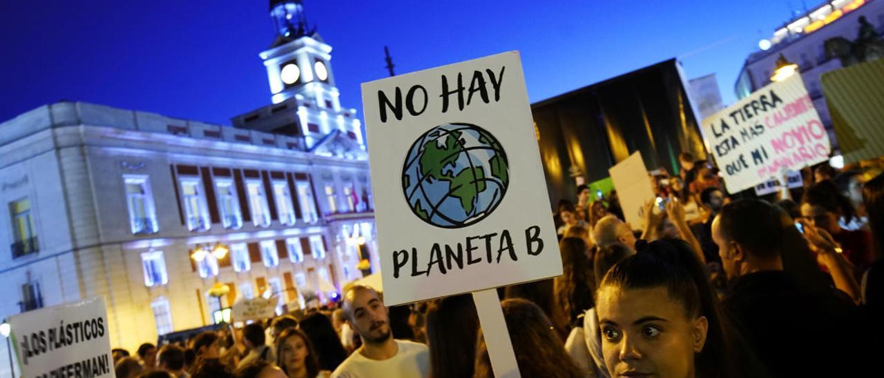 Una chica porta una pancarta en una marcha contra el cambio climático. // Juan Medina