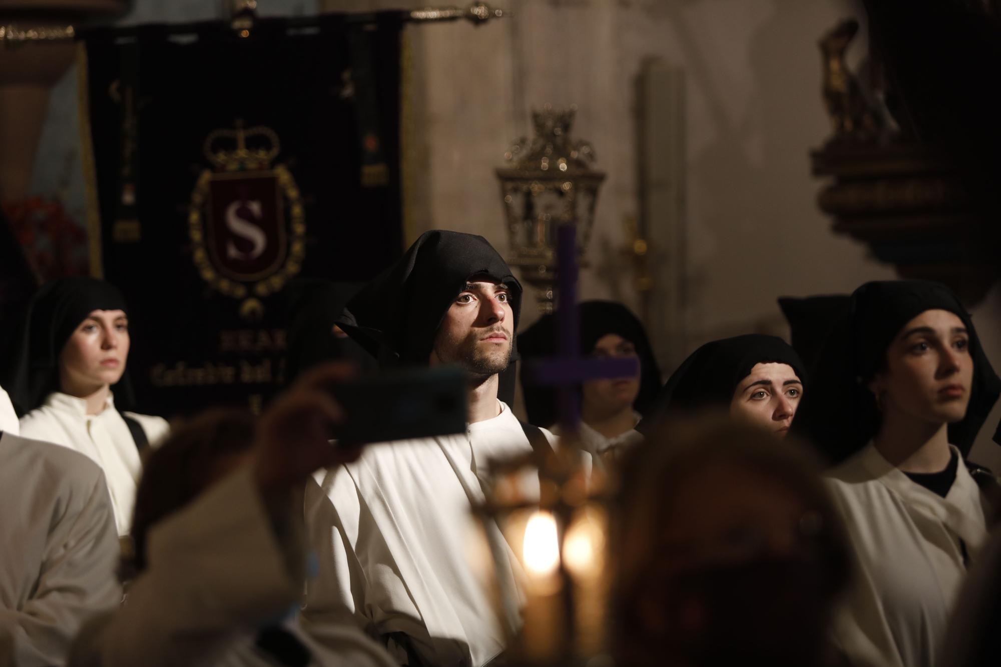 EN IMÁGENES: La lluvia da al traste con la procesión del Silencio en Oviedo, pero no ahoga el fervor cofrade