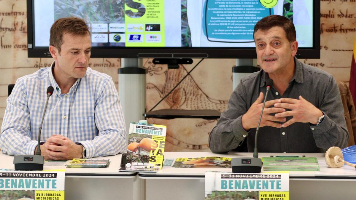 El concejal de Medio Ambiente, Javier Vega (izquierda), y el presidente de la Asociación Micológica de Benavente, José Miguel Juan (derecha).