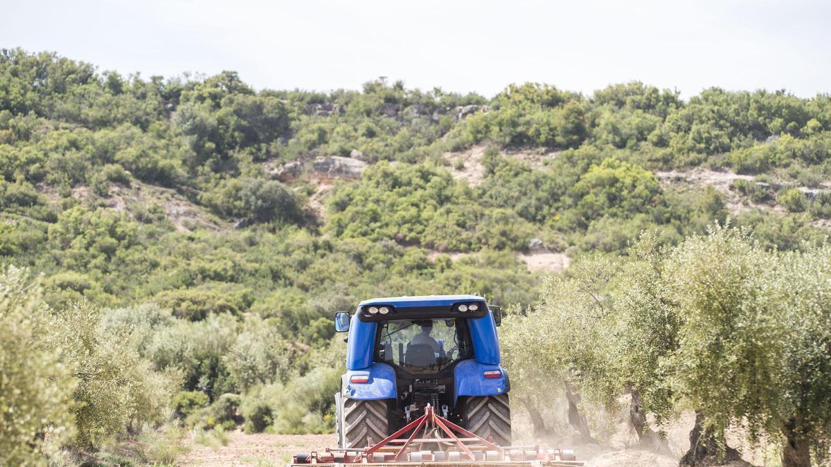 Un agricultor trabaja con su tractor.