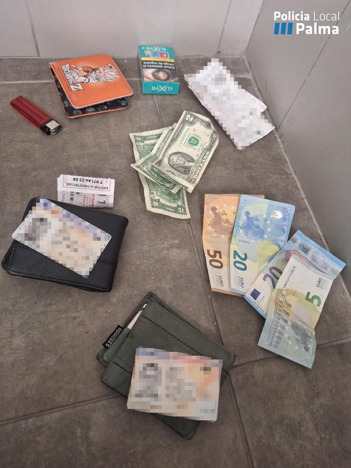 Carteras, dinero y otros efectos intervenidos al detenido.