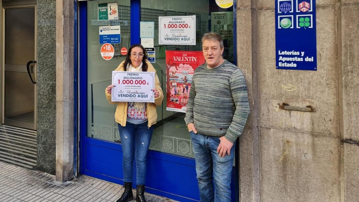 María Eugenia Casares y  José Manuel Díaz, en la administración de Avilés.