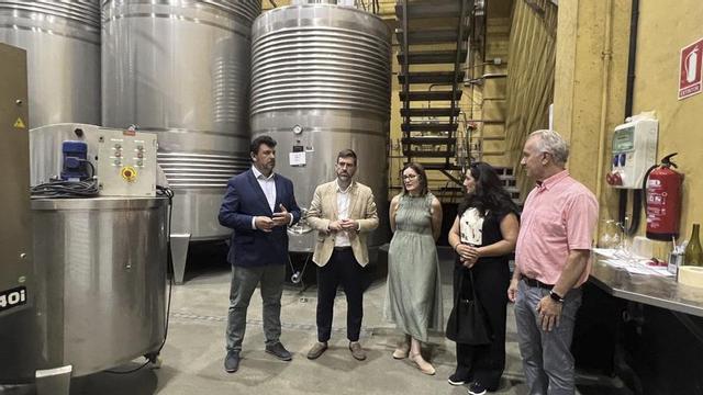 Visita de Pablo Fernández a las dependencias de la bodega meañesa Vionta.