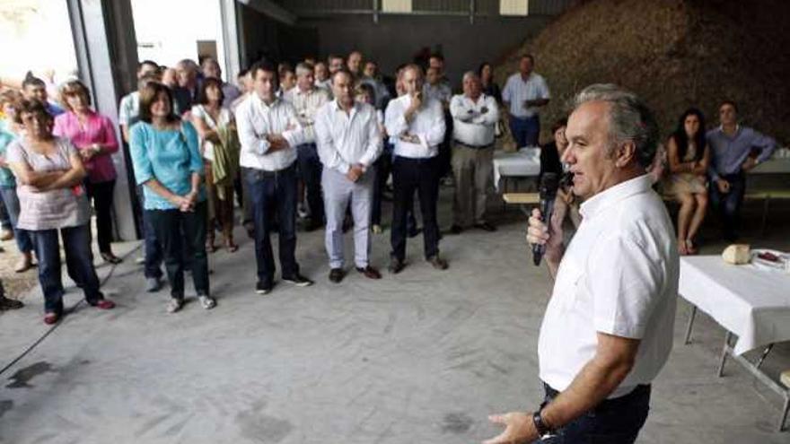 El director de Agader, Antonio Crespo, en su intervención ayer en la nave de Gresande.  // Bernabé/Luismy