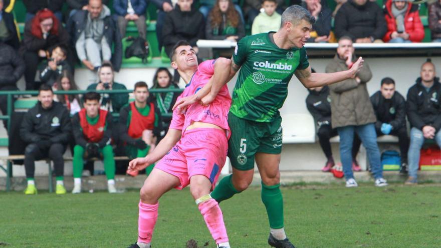 Pol Bueso batiéndose con Gabri Palmás, del Ourense CF, en el derbi termal. |  // IÑAKI OSORIO