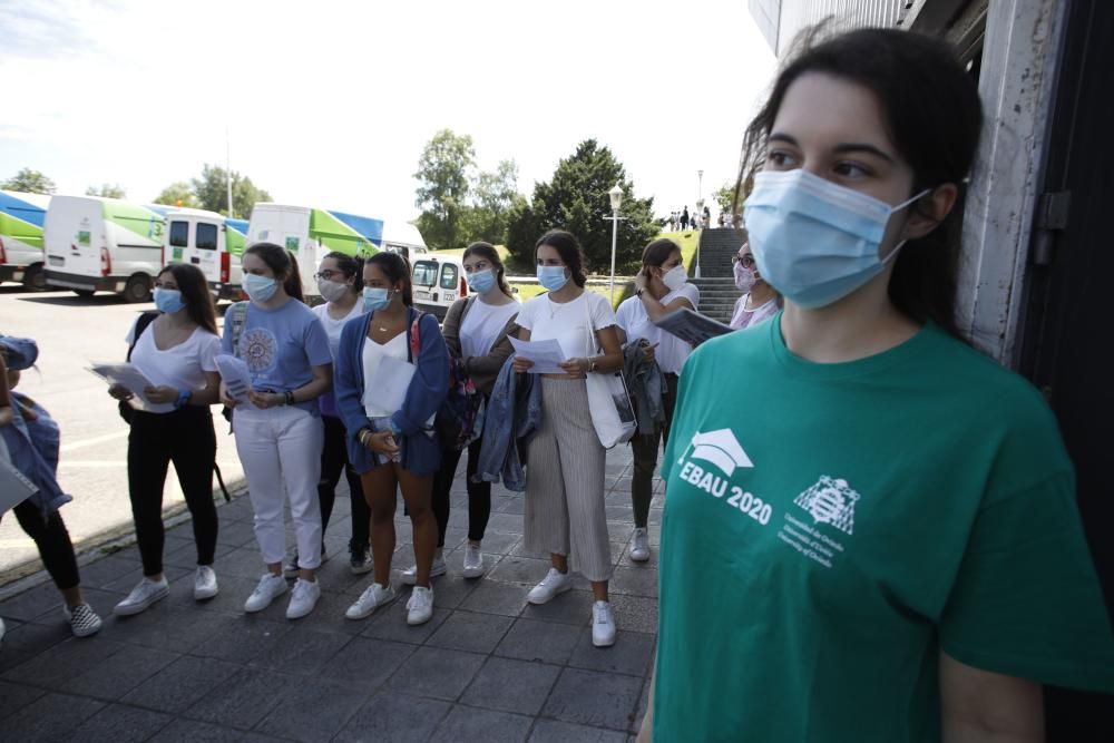 Primer día de la EBAU con mascarilla en Asturias