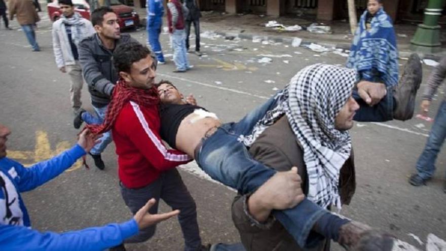 Muere un joven en El Cairo durante las protestas contra el primer ministro egipcio