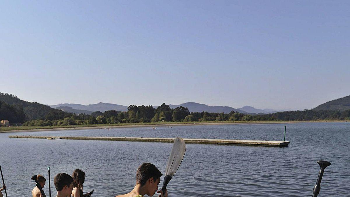 Los niños de Rompiente Norte, con la tabla, a punto de entrar al agua.