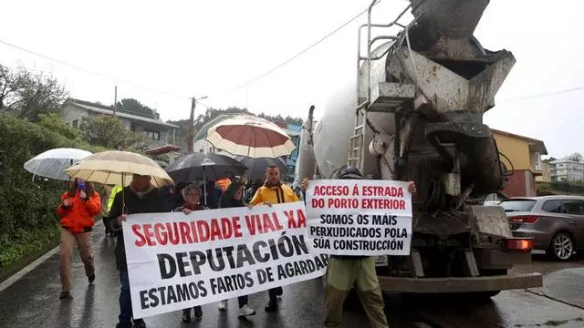 Vecinos de Suevos cortan la carretera para exigir aceras y mayor seguridad vial: «Estamos fartos de agardar»