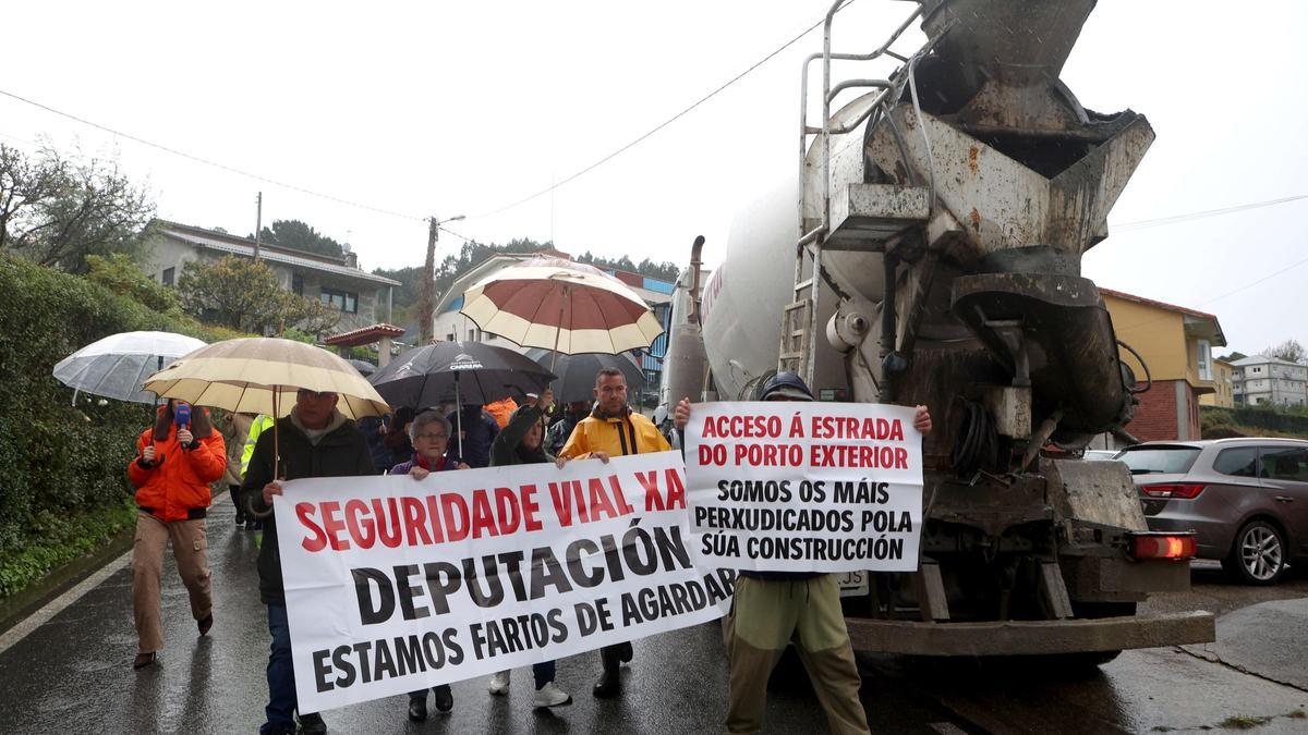 Vecinos de Suevos cortan la carretera para exigir aceras y mayor seguridad vial: «Estamos fartos de agardar»