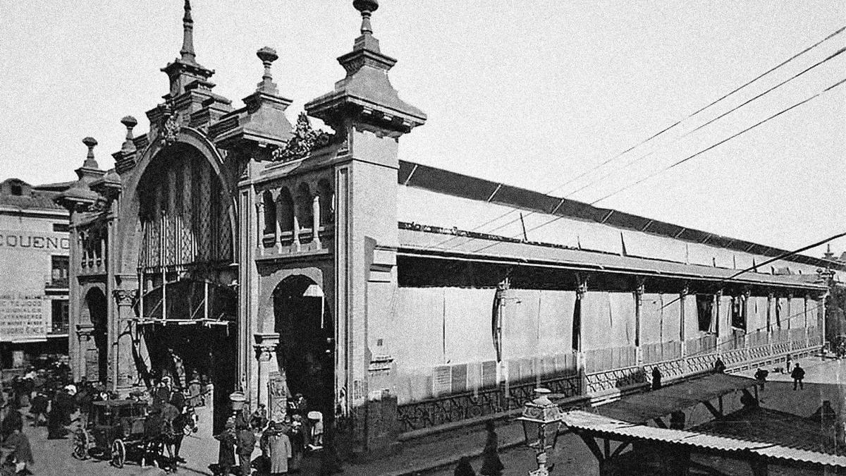 En el inmueble del número 6 de la calle de la Torre Nueva y desde cierta altura, imagen del Nuevo Mercado en 1919
