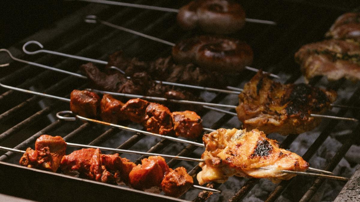 Espetos de carnes a la parrilla en La Font del Gat.