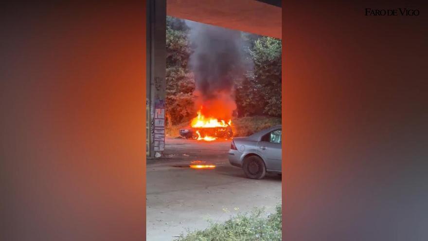 Arde un coche bajo el puente de la AP-9 tras meses denunciando su abandono ante el Concello de Pontevedra