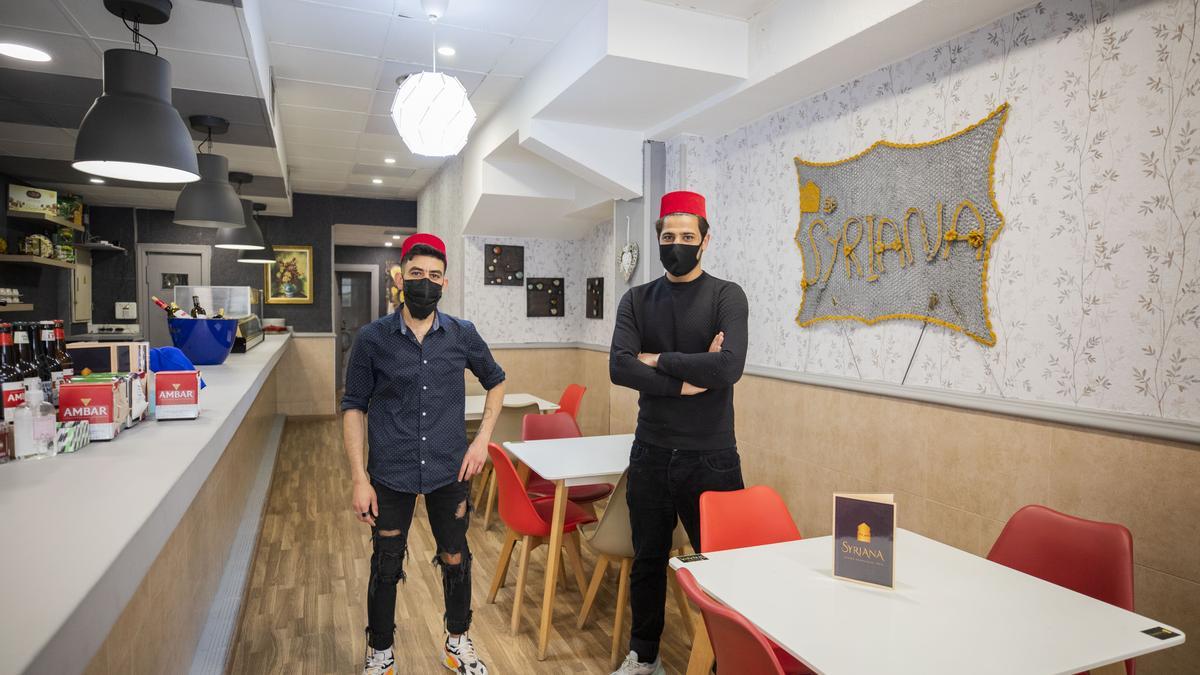 Yousef y Lían, en su restaurante, Syriana, que acaban de abrir en la calle Miguel Servet de Zaragoza.