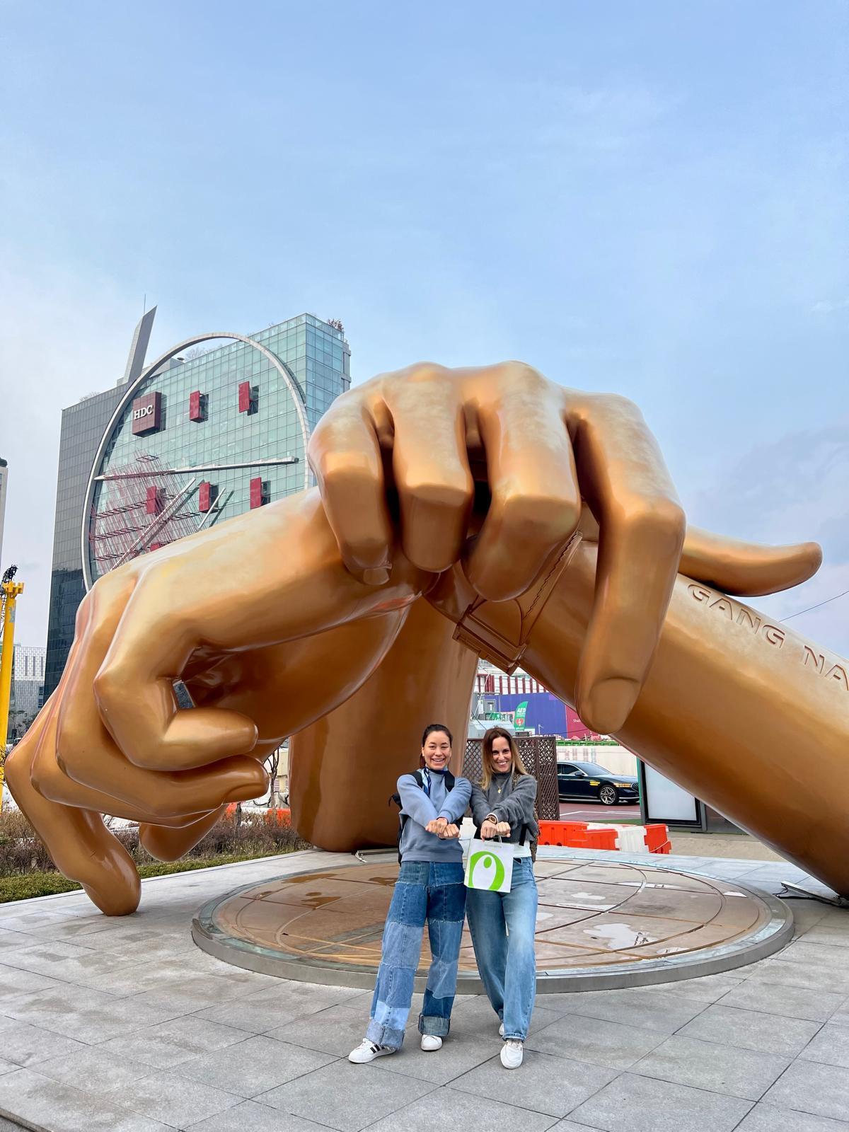 La viajeras en el monumento emblemático de Gagnam Style en Corea