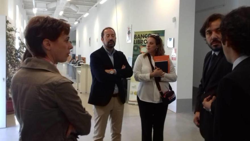 El consejero de Universidades, durante su visita, ayer, al campus universitario de Lorca.