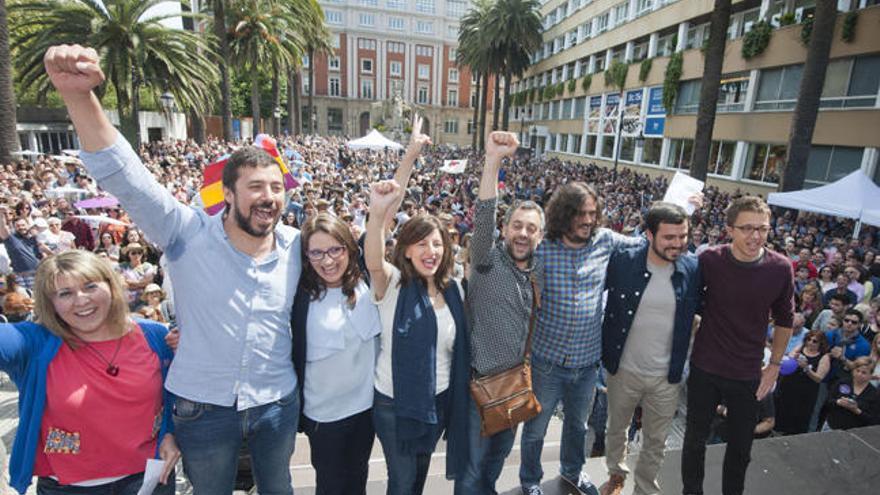 Ferreiro, en el centro, en el acto de Unidos Podemos en A Coruña // J. ROLLER