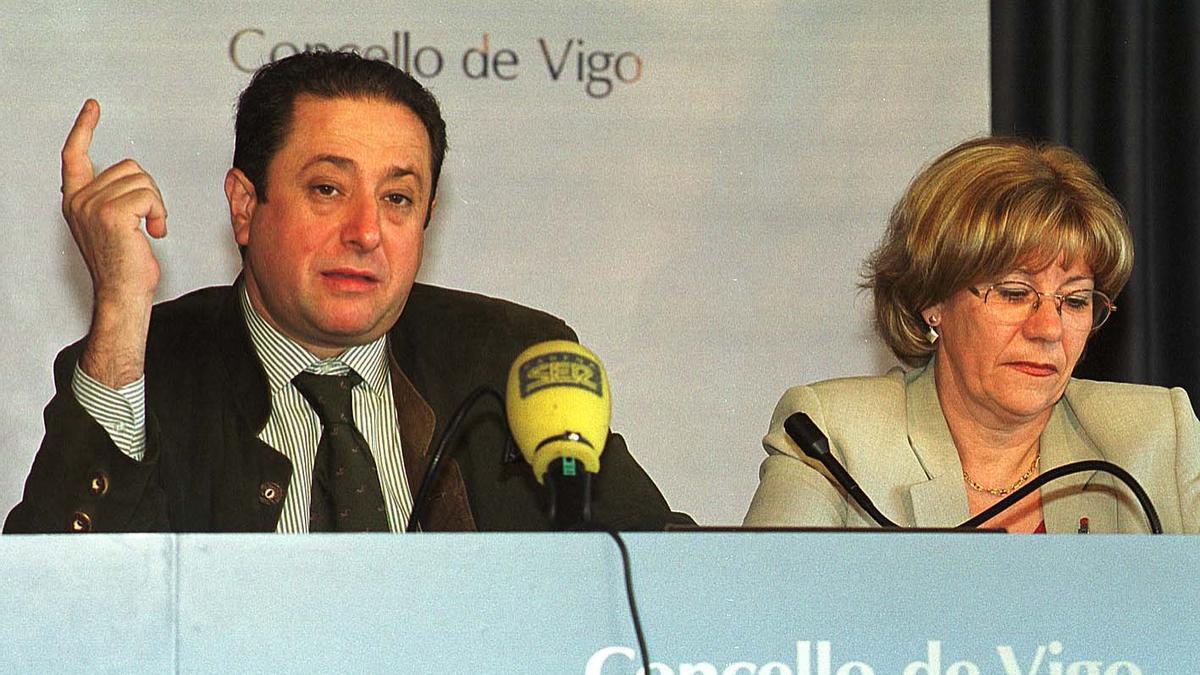 Isaura Abelairas con Carlos Príncipe en el año 2000. Cameselle.jpg