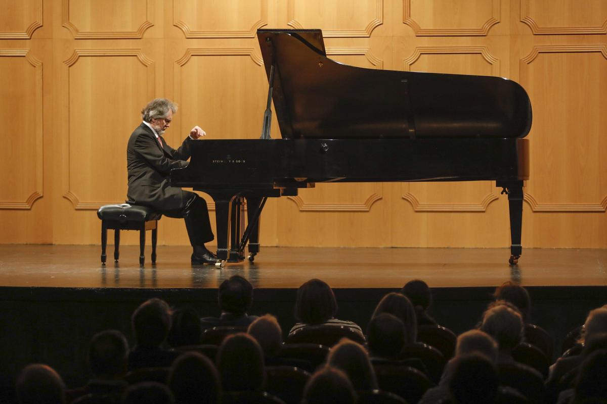 EN IMÁGENES: así fue el sentido homenaje a Guillermo García-Alcalde en la Sociedad Filarmónica de Oviedo