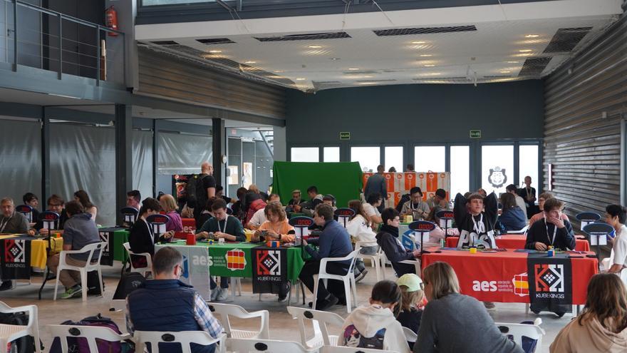 Alrededor de 95 participantes muestran sus habilidades con el cubo de Rubik en la Mallorca Open de Speedcubing
