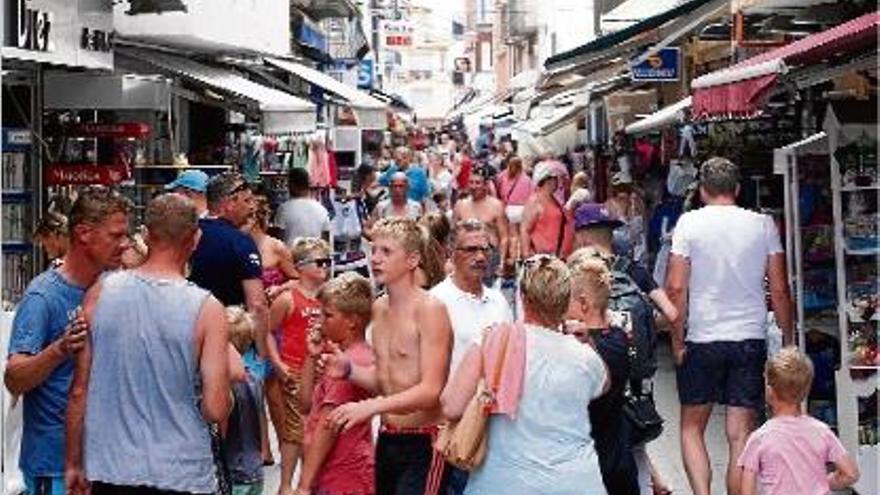 Un carrer de l&#039;Estartit en plena temporada turística.