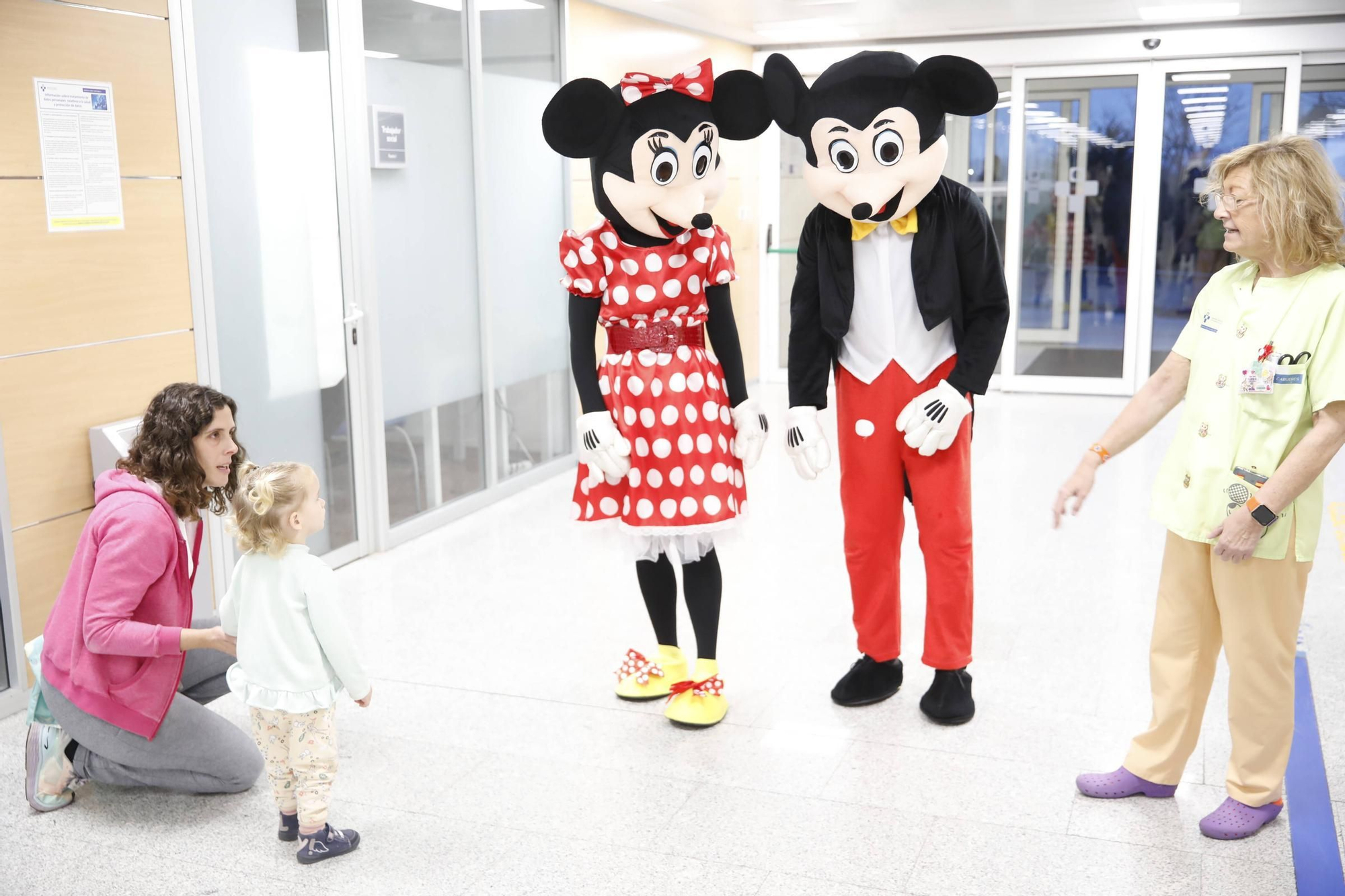 Así fue la visita de Mickey y Minnie Mouse al Hospital de Cabueñes (en imágenes)