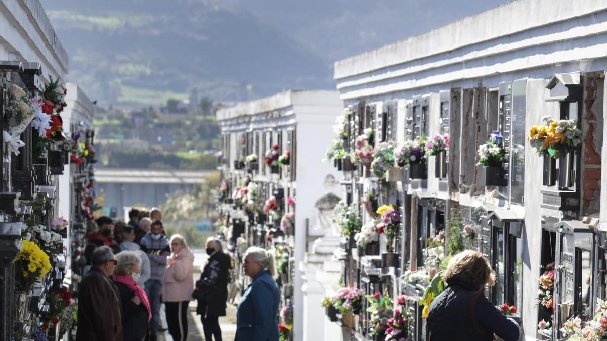 Así se ha celebrado el día de los Difuntos en los cementerios asturianos