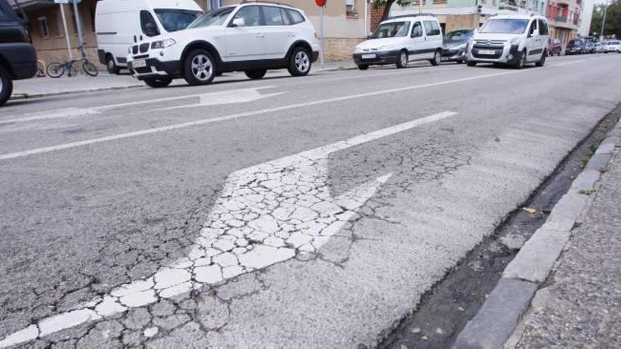 Estat de la calçada i vorera de l&#039;avinguda de Sant Narcís, en imatge d&#039;arxiu.