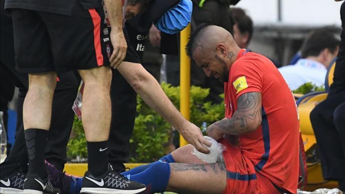 Vidal se retiró del partido ante Colombia por una lesión.