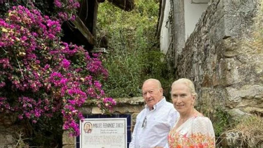 Enrique Fierres, con su esposa, Nancy, ante la placa en honor de Fernández Juncos, en Tresmonte. | F. Delgado
