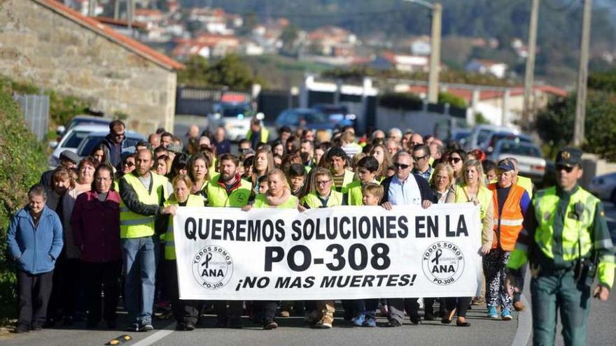 Manifestación de los vecinos para exigir mejoras en el vial PO-308.  // Gustavo Santos
