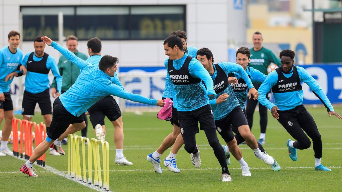 El calentamiento de la plantilla del Villarreal de este lunes.