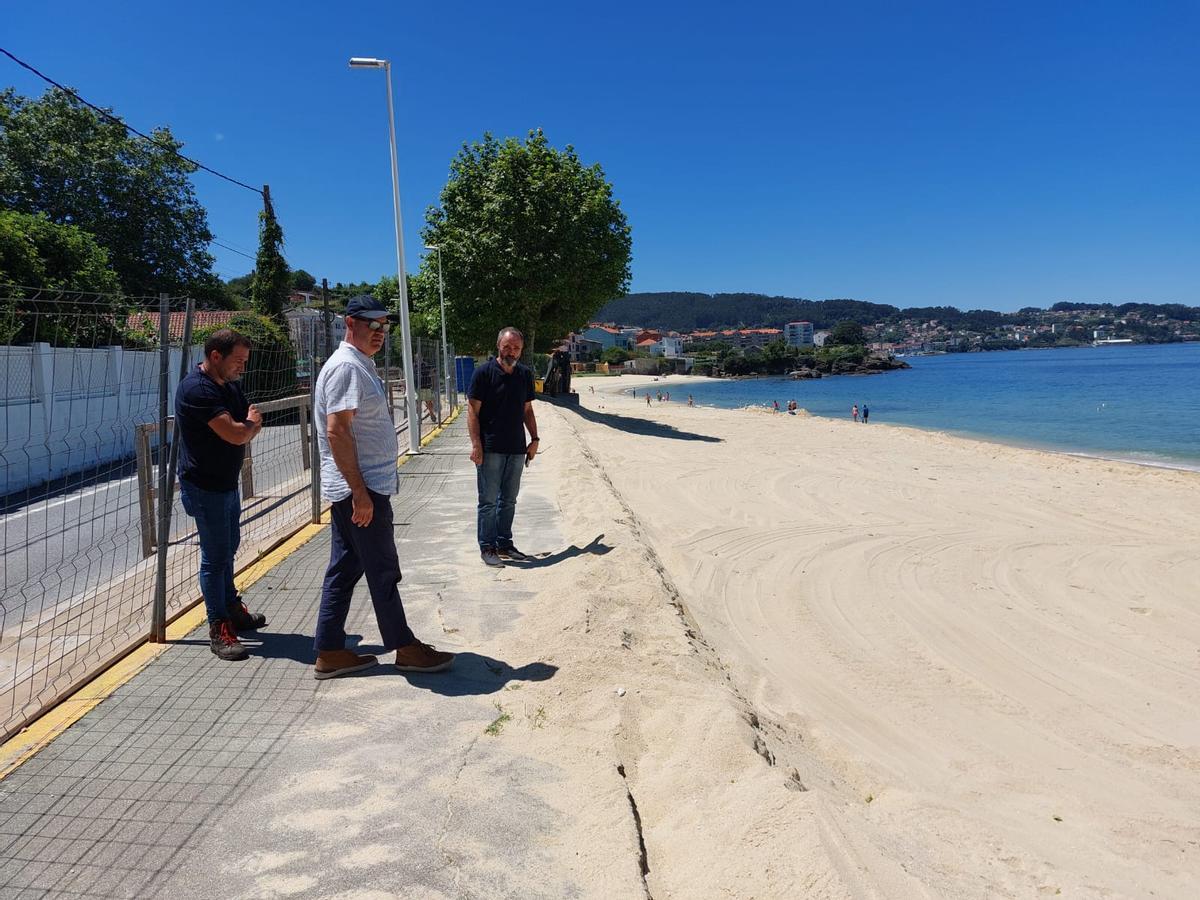 La zona en la que se vino abajo parte del paseo, ahora cubierta de manera provisional con arena para la temporada estival.