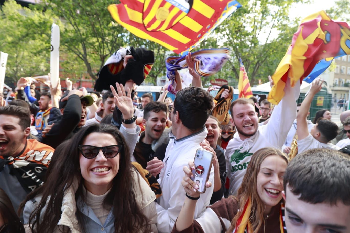 Mestalla es una fiesta en las horas previas a la final