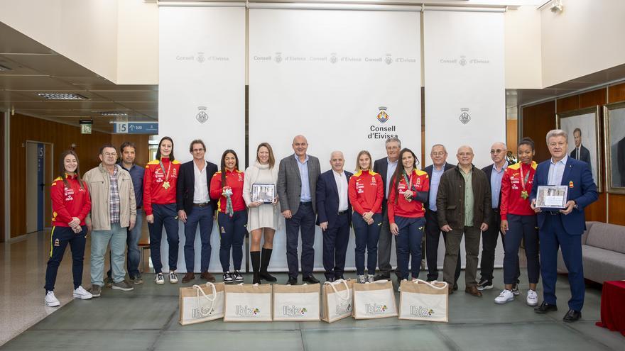 Vicent Marí, a las campeonas del mundo de kárate: &quot;Esperamos que descubráis la Ibiza deportiva que ha visto nacer a estrellas como vuestra seleccionadora&quot;